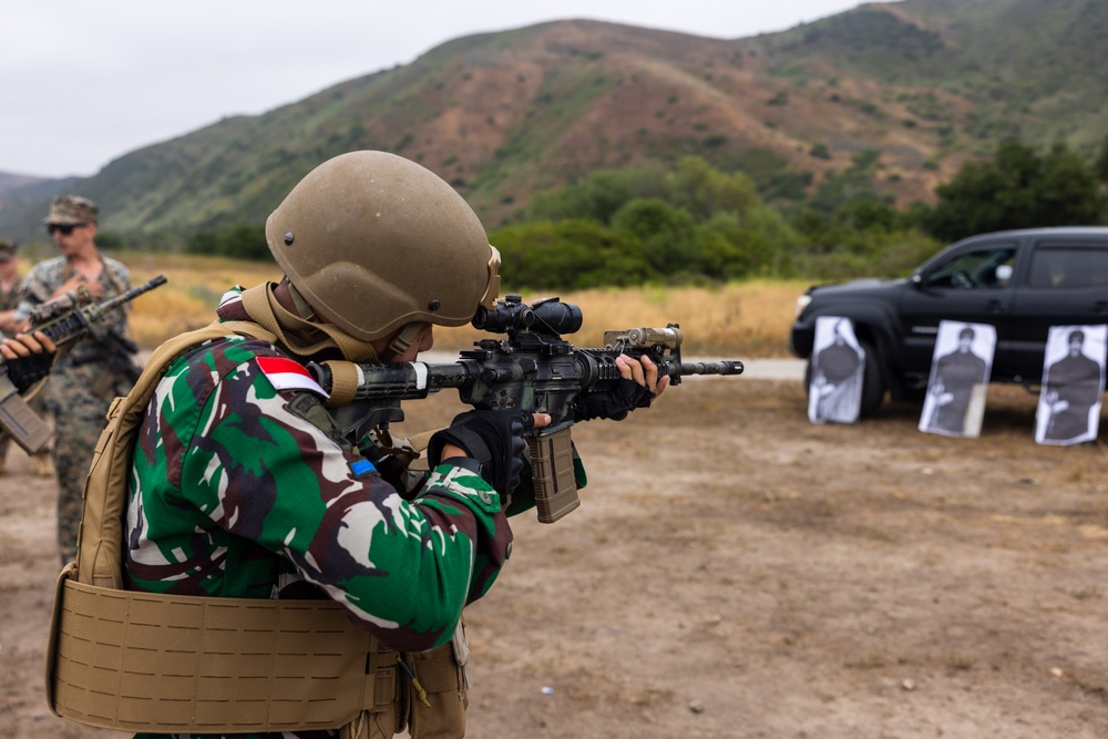 U.S. Marines teach members of Indonesian Korps Marinir about M4 carbine