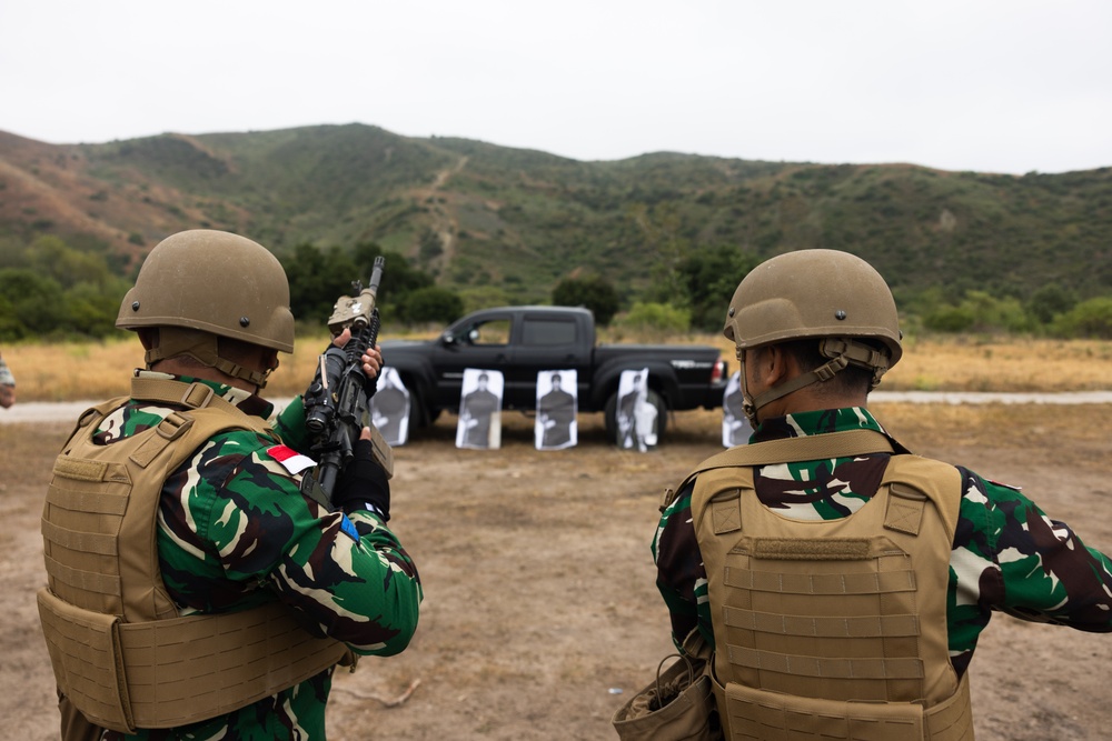 U.S. Marines teach members of Indonesian Korps Marinir about M4 carbine
