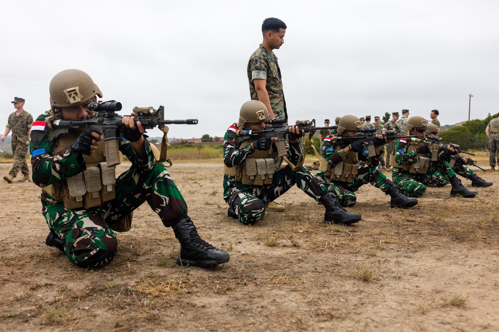 U.S. Marines teach members of Indonesian Korps Marinir about M4 carbine