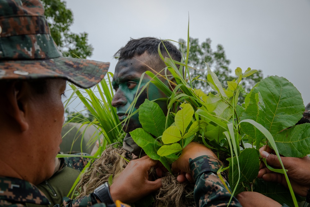 Reconnaissance Soldiers and Guatamalan Armed Forces conduct sniper Training