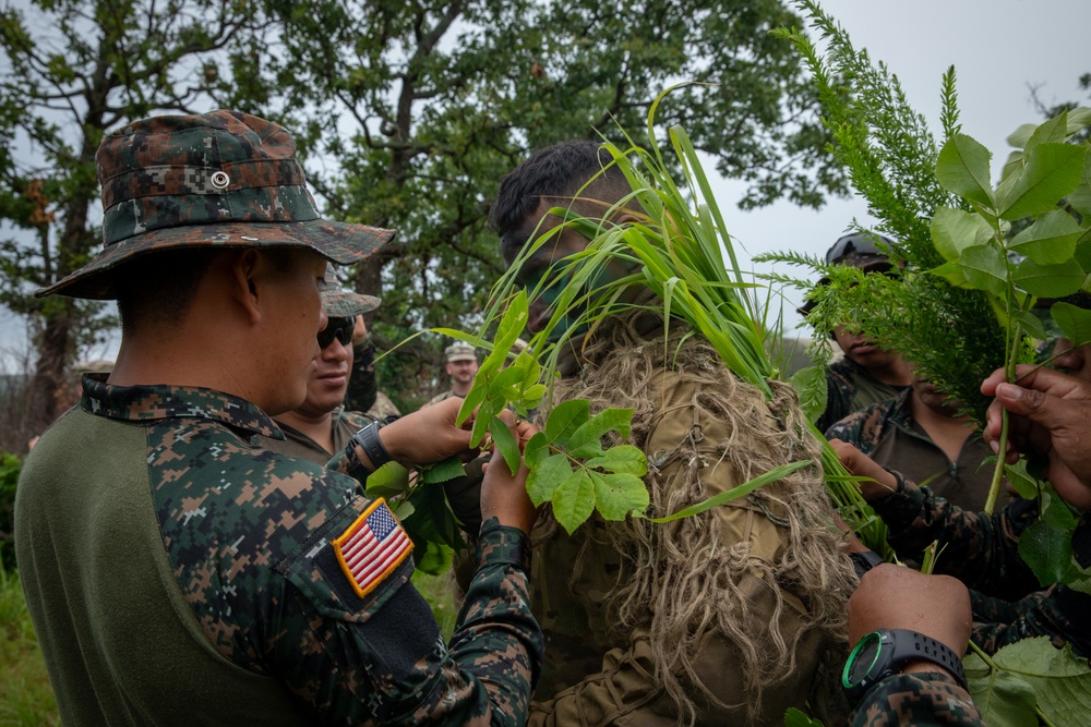 Reconnaissance Soldiers and Guatamalan Armed Forces conduct sniper Training