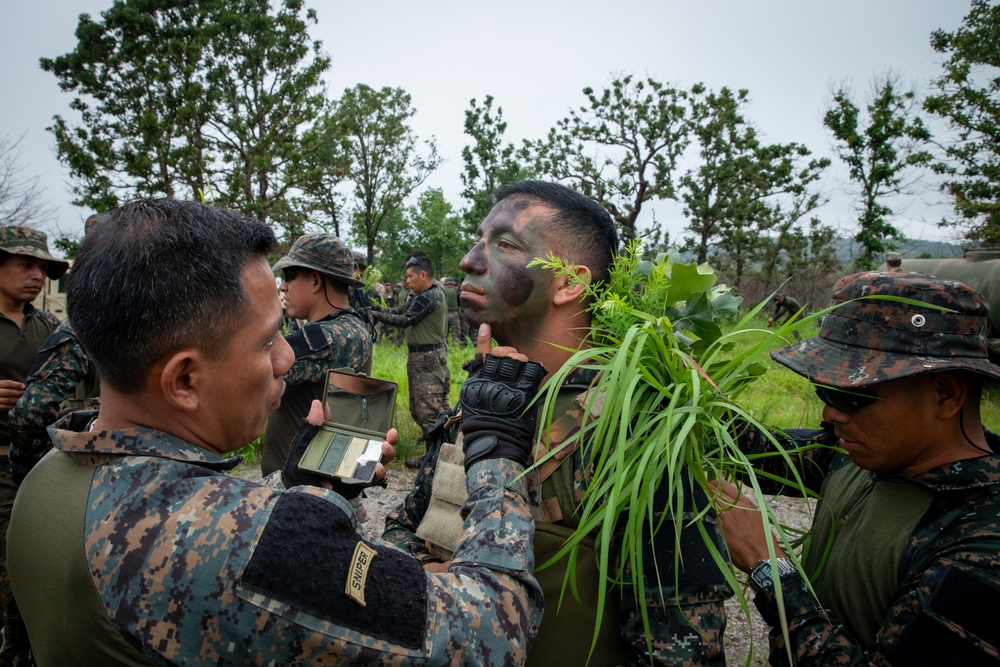 Reconnaissance Soldiers and Guatamalan Armed Forces conduct sniper Training