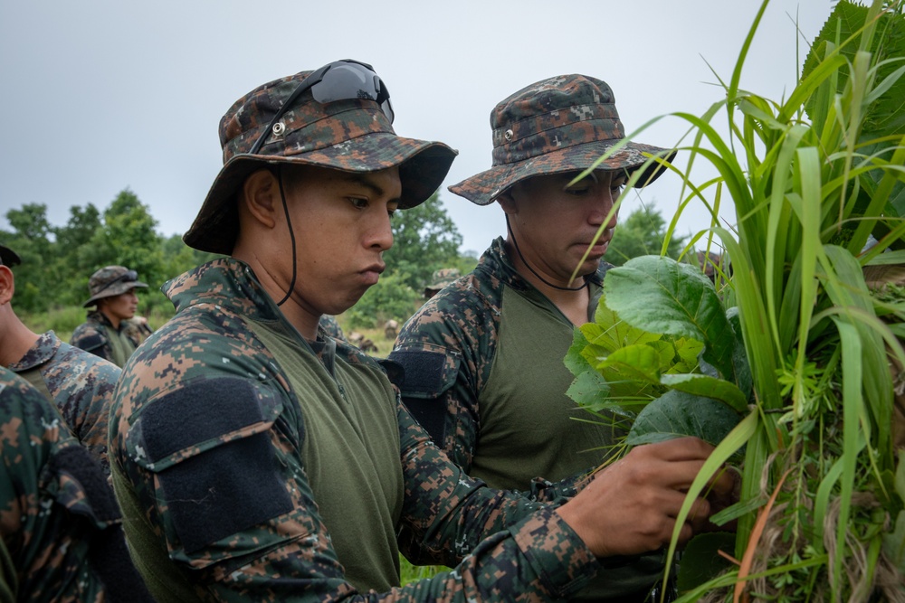 Reconnaissance Soldiers and Guatamalan Armed Forces conduct sniper Training