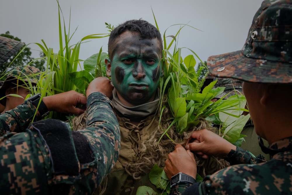 Reconnaissance Soldiers and Guatamalan Armed Forces conduct sniper Training