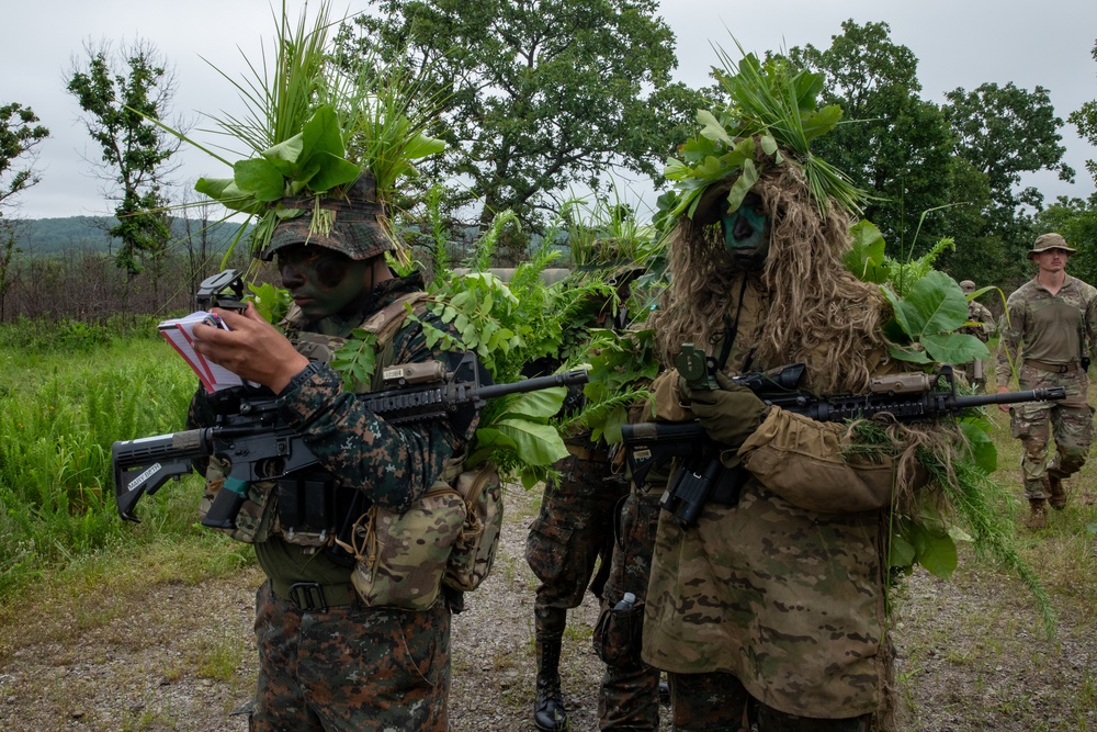 Reconnaissance Soldiers and Guatamalan Armed Forces conduct sniper Training