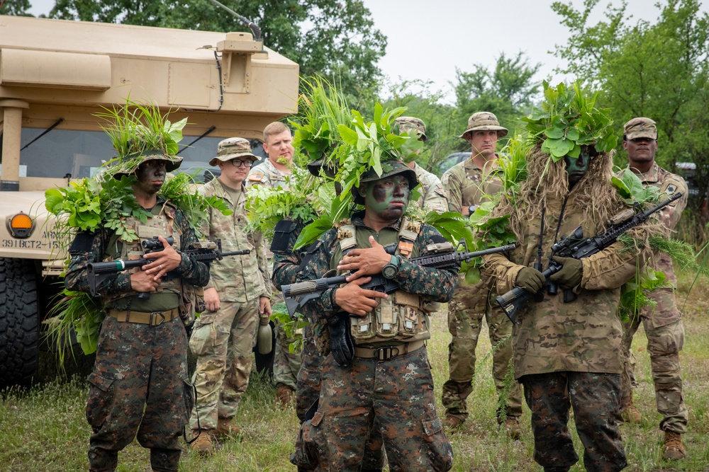 Reconnaissance Soldiers and Guatamalan Armed Forces conduct sniper Training