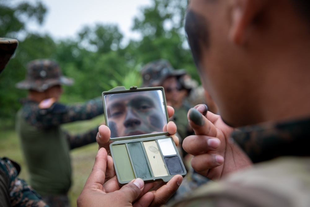 Reconnaissance Soldiers and Guatamalan Armed Forces conduct sniper Training
