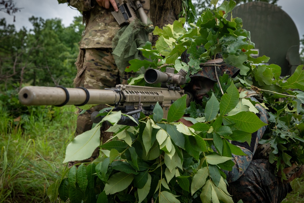 Reconnaissance Soldiers and Guatamalan Armed Forces conduct sniper Training