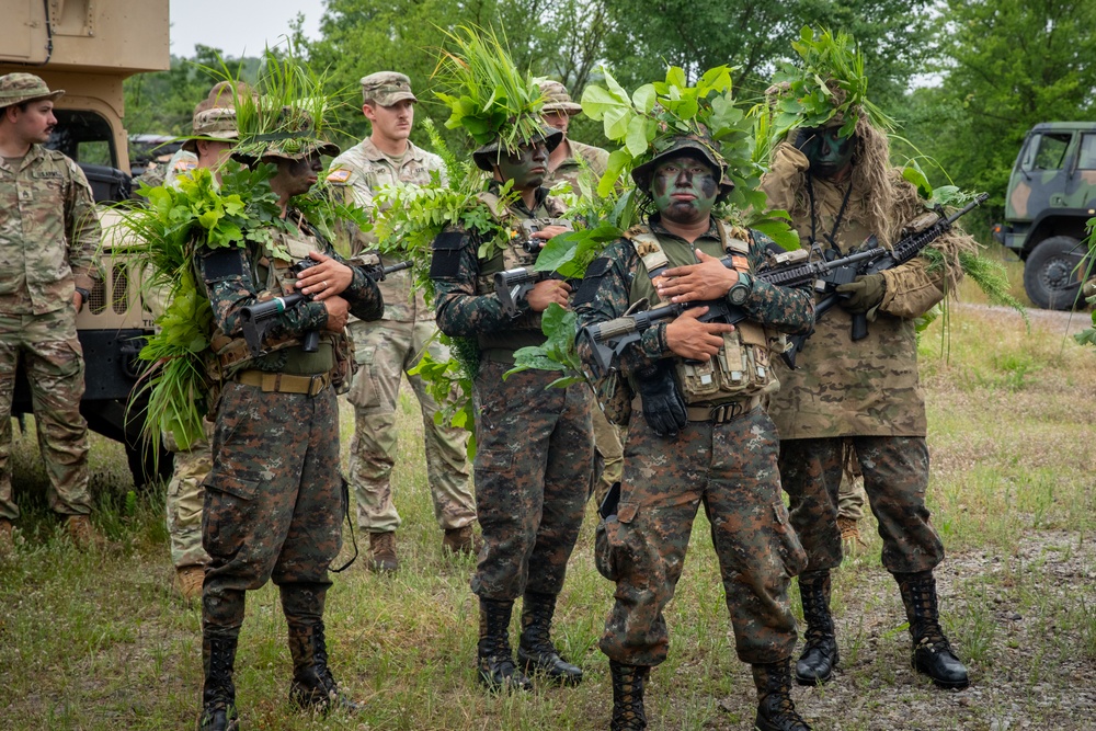 Reconnaissance Soldiers and Guatamalan Armed Forces conduct sniper Training