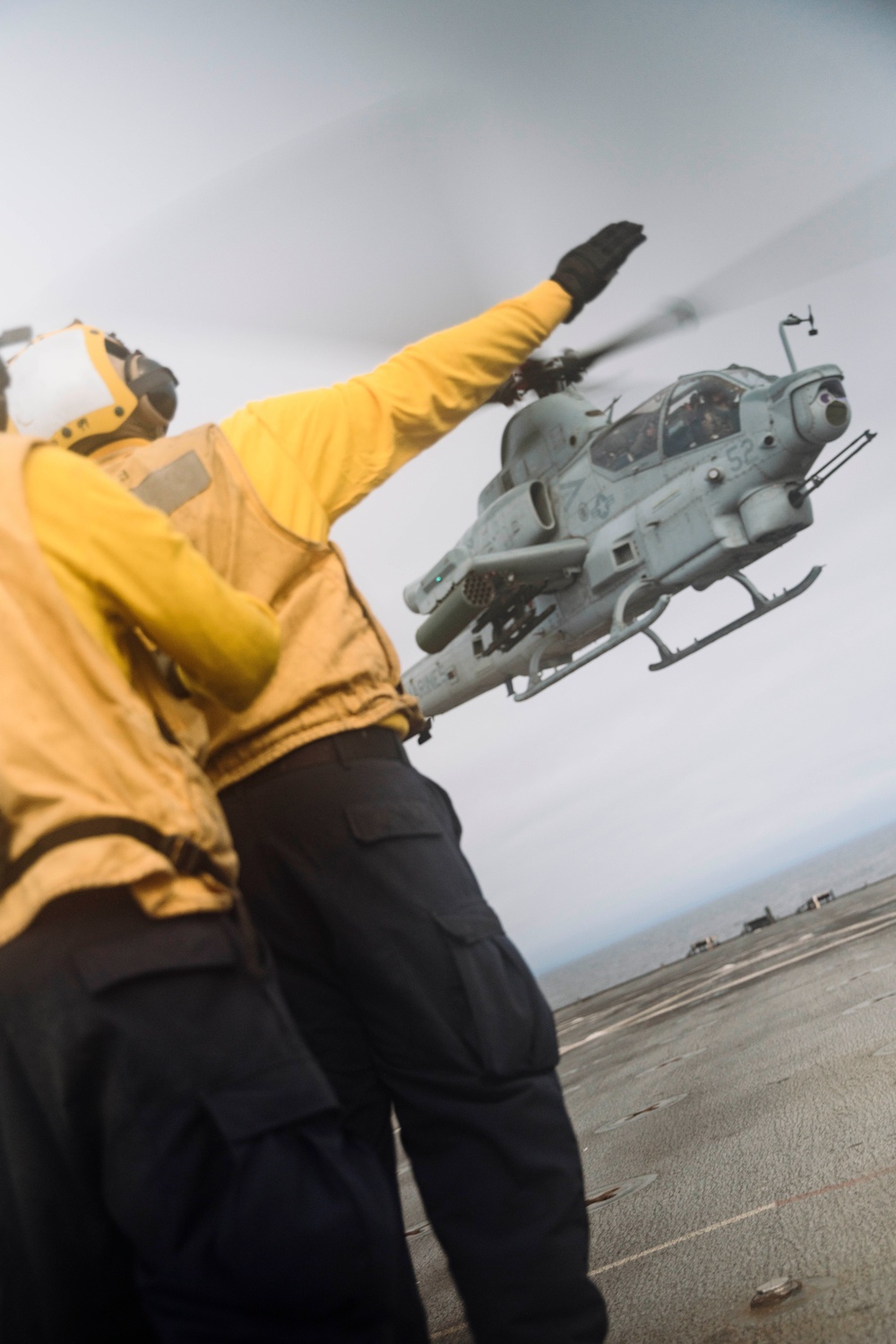 QUART: HMLA-369, HMH-466 Conducts Qualifications Aboard USS Harpers Ferry