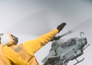 QUART: HMLA-369, HMH-466 Conducts Qualifications Aboard USS Harpers Ferry