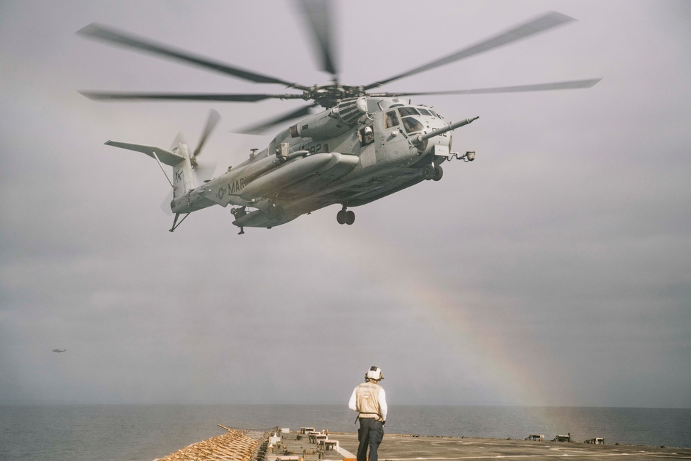 QUART: HMLA-369, HMH-466 Conducts Qualifications Aboard USS Harpers Ferry
