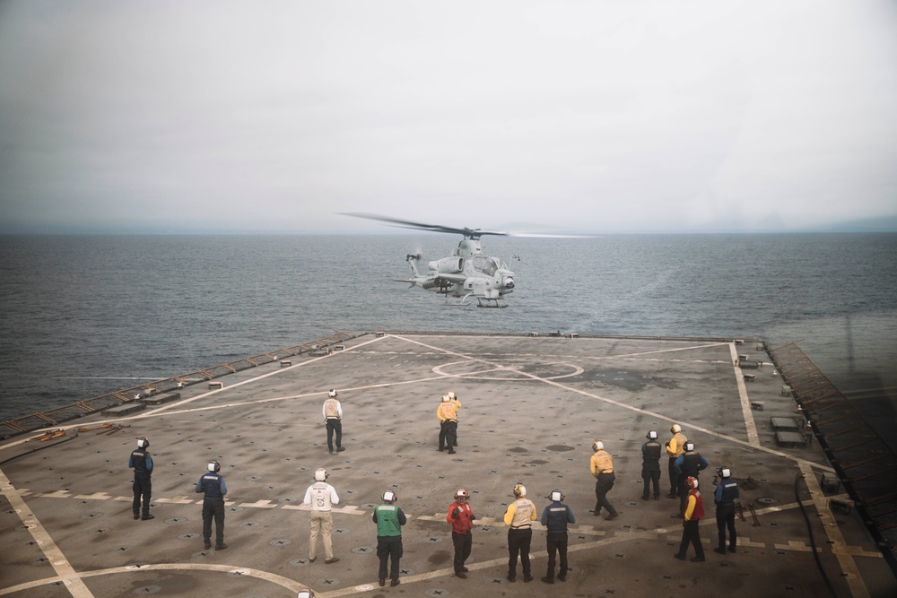 QUART: HMLA-369, HMH-466 Conducts Qualifications Aboard USS Harpers Ferry
