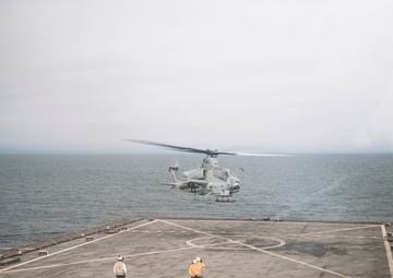 QUART: HMLA-369, HMH-466 Conducts Qualifications Aboard USS Harpers Ferry