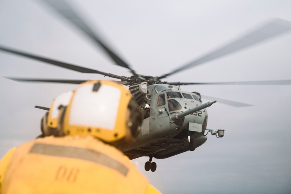 QUART: HMLA-369, HMH-466 Conducts Qualifications Aboard USS Harpers Ferry