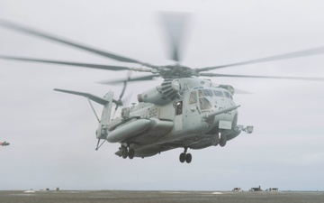 QUART: HMLA-369, HMH-466 Conducts Qualifications Aboard USS Harpers Ferry