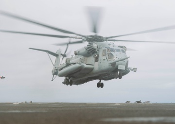 QUART: HMLA-369, HMH-466 Conducts Qualifications Aboard USS Harpers Ferry
