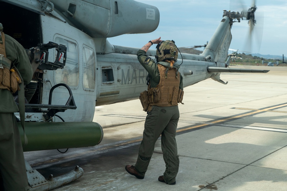 QUART: HMLA-369 Touches Down on USS Harpers Ferry