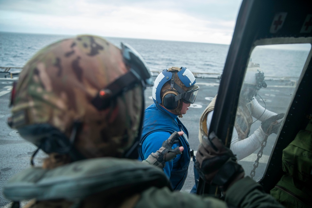 QUART: HMLA-369 Touches Down on USS Harpers Ferry