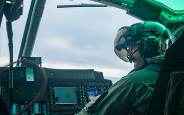 QUART: HMLA-369 Touches Down on USS Harpers Ferry