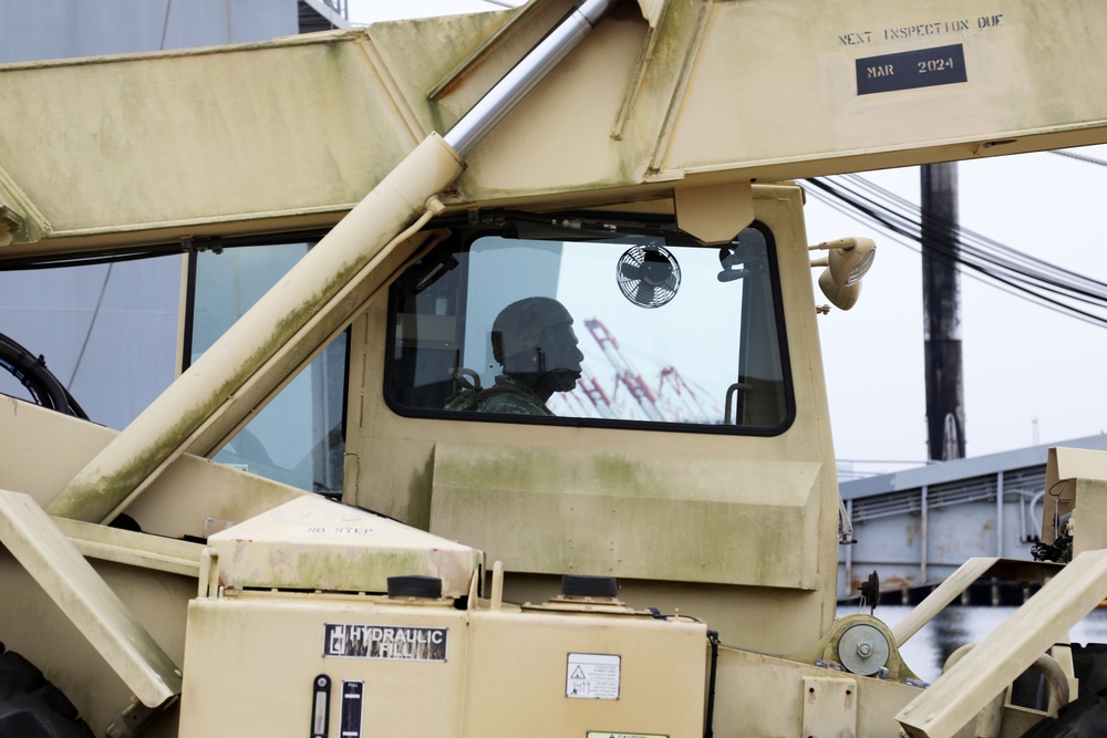 Real-world Training at the Port of Long Beach for Army Reserve Soldiers