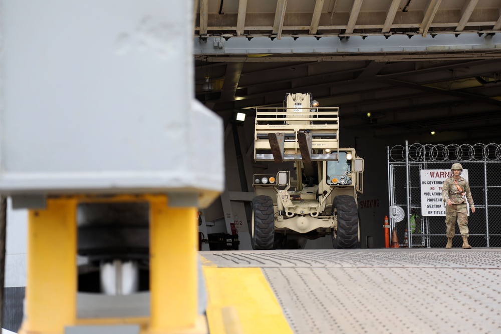 Real-world Training at the Port of Long Beach for Army Reserve Soldiers