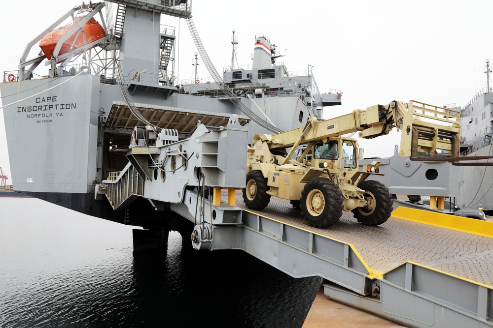 Real-world Training at the Port of Long Beach for Army Reserve Soldiers
