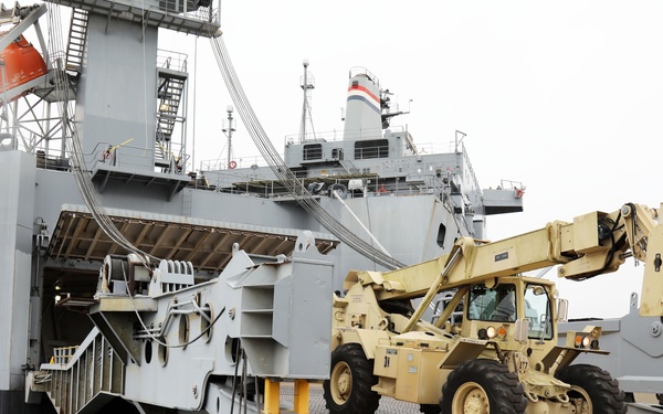 Real-world Training at the Port of Long Beach for Army Reserve Soldiers