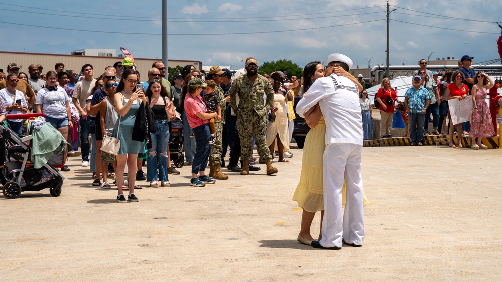 USS Gettysburg Returns to Homeport