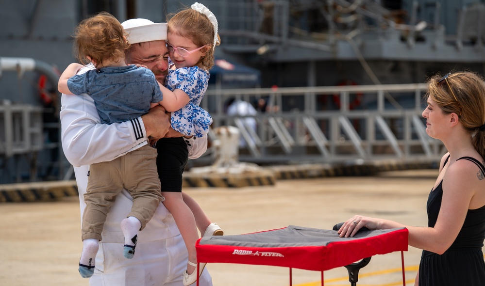 USS Gettysburg Returns to Homeport