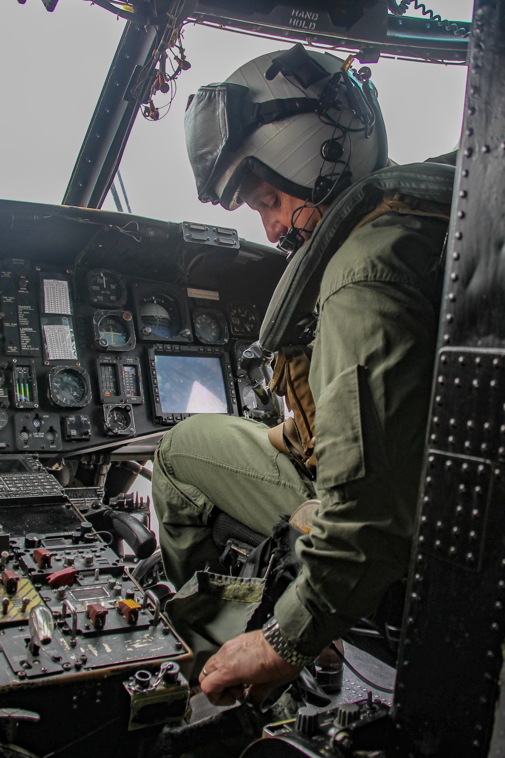 3rd MAW Commanding General flies with Warhorse