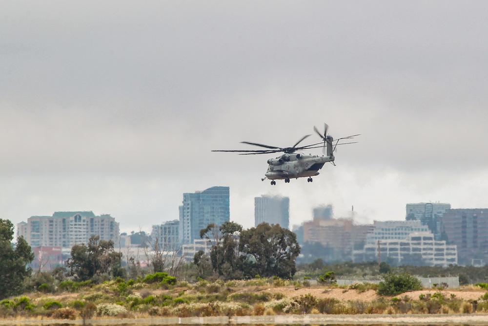 3rd MAW Commanding General flies with Warhorse