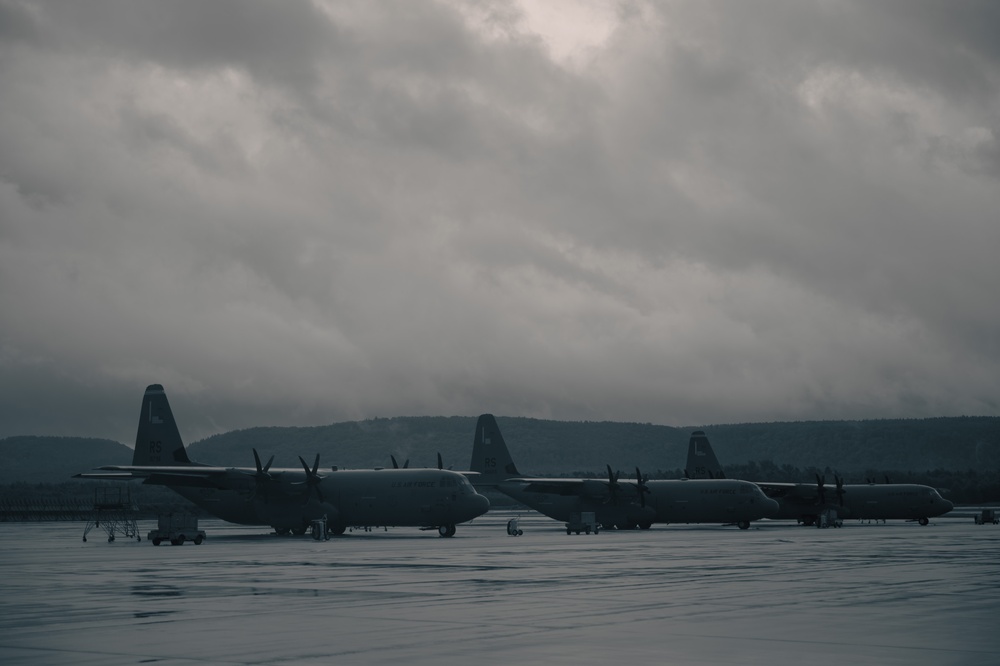 86 AS prepares for flight in inclement weather