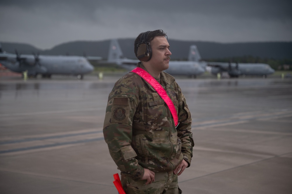 86 AS prepares for flight in inclement weather