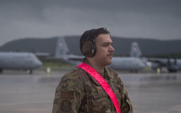 86 AS prepares for flight in inclement weather