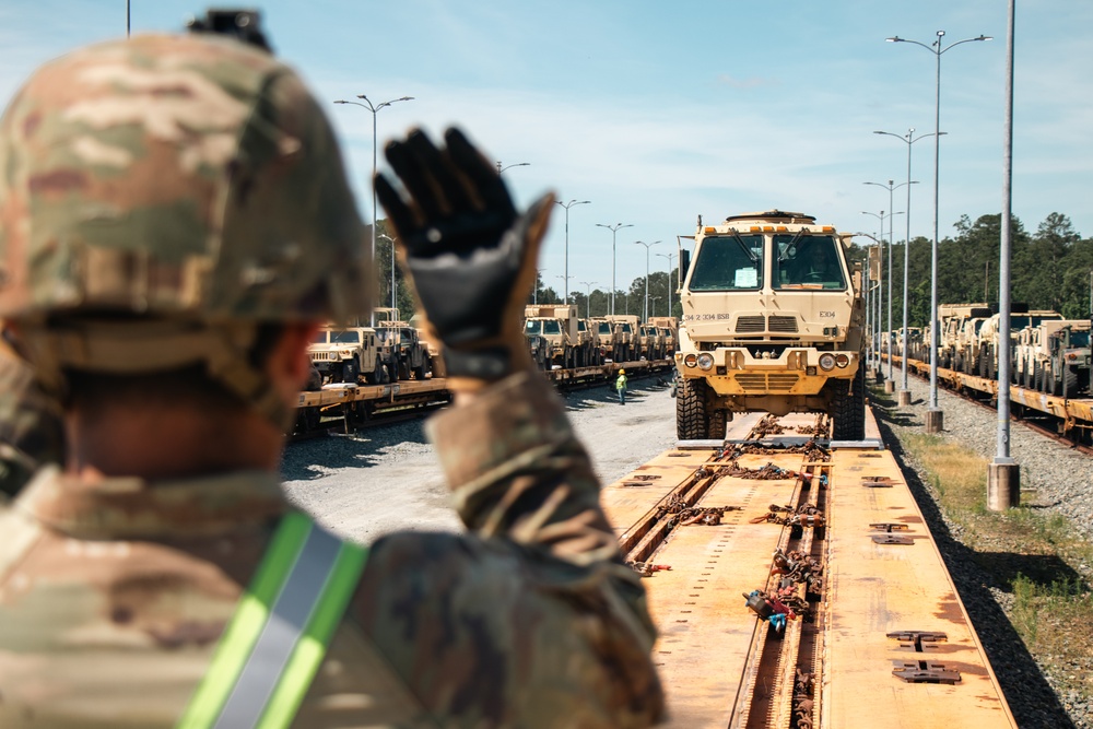 Iowa Army National Guard Soldier directs heavy machinery at JRTC