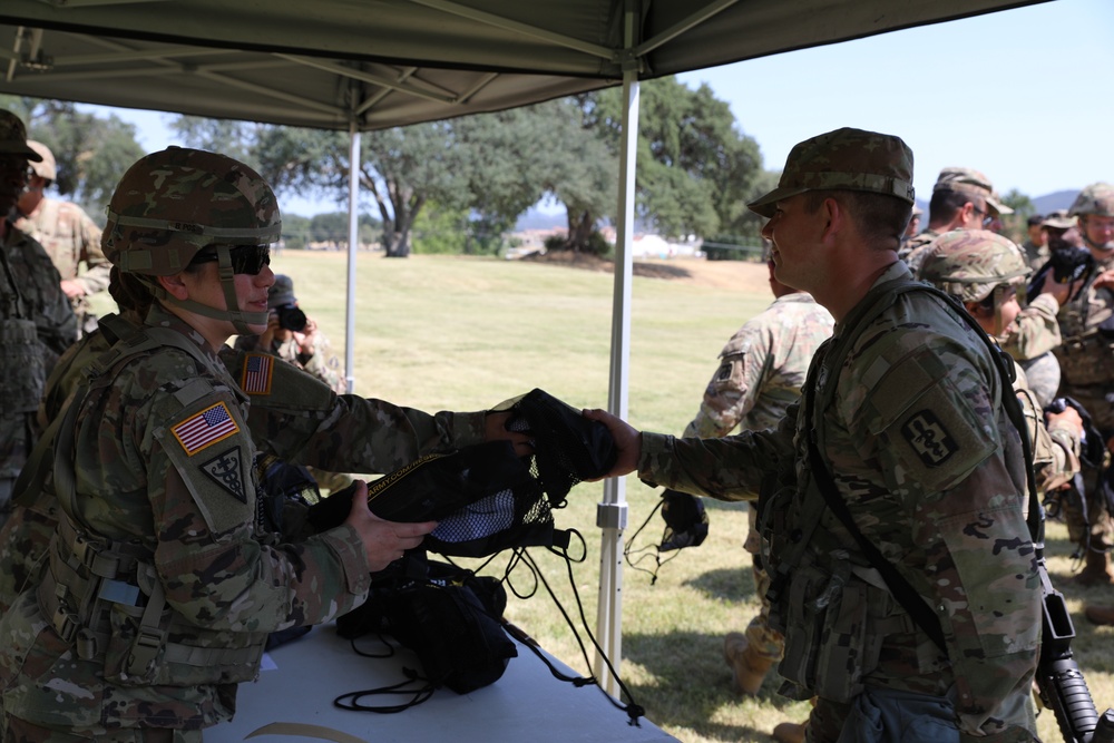 Chief of Army Reserve Re-enlists Soldiers at Mojave Falcon