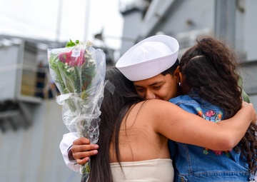 USS Comstock (LSD 45) Returns From Deployment