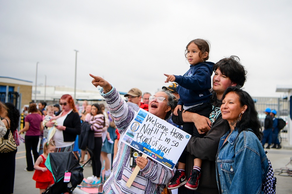 USS Comstock (LSD 45) Returns From Deployment