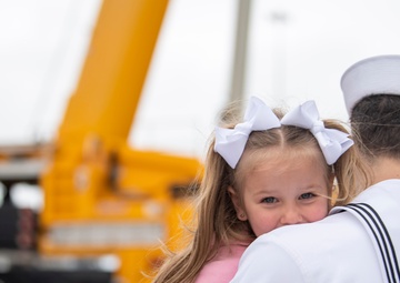 USS Comstock (LSD 45) Returns From Deployment