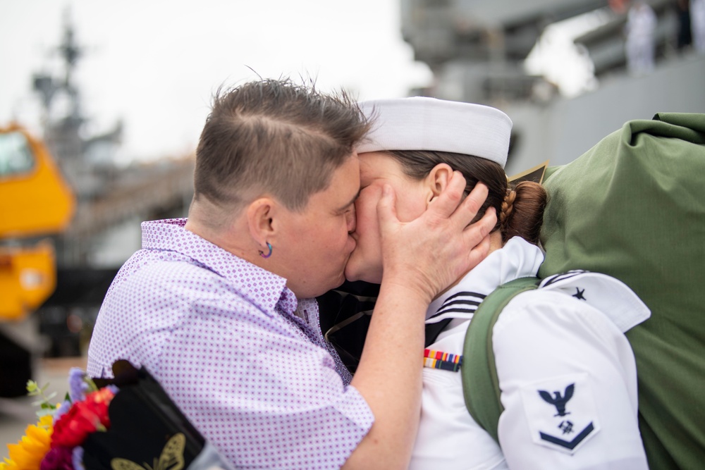 USS Comstock (LSD 45) Returns From Deployment