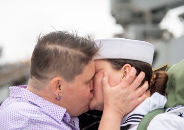 USS Comstock (LSD 45) Returns From Deployment