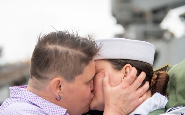 USS Comstock (LSD 45) Returns From Deployment