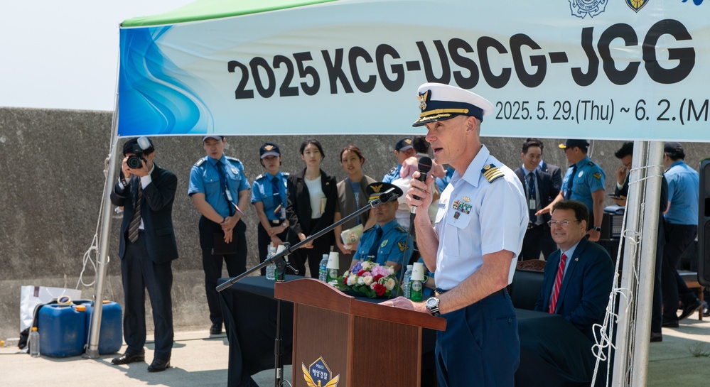 The Legend-class USCGC Stratton arrives in Busan, Republic of Korea