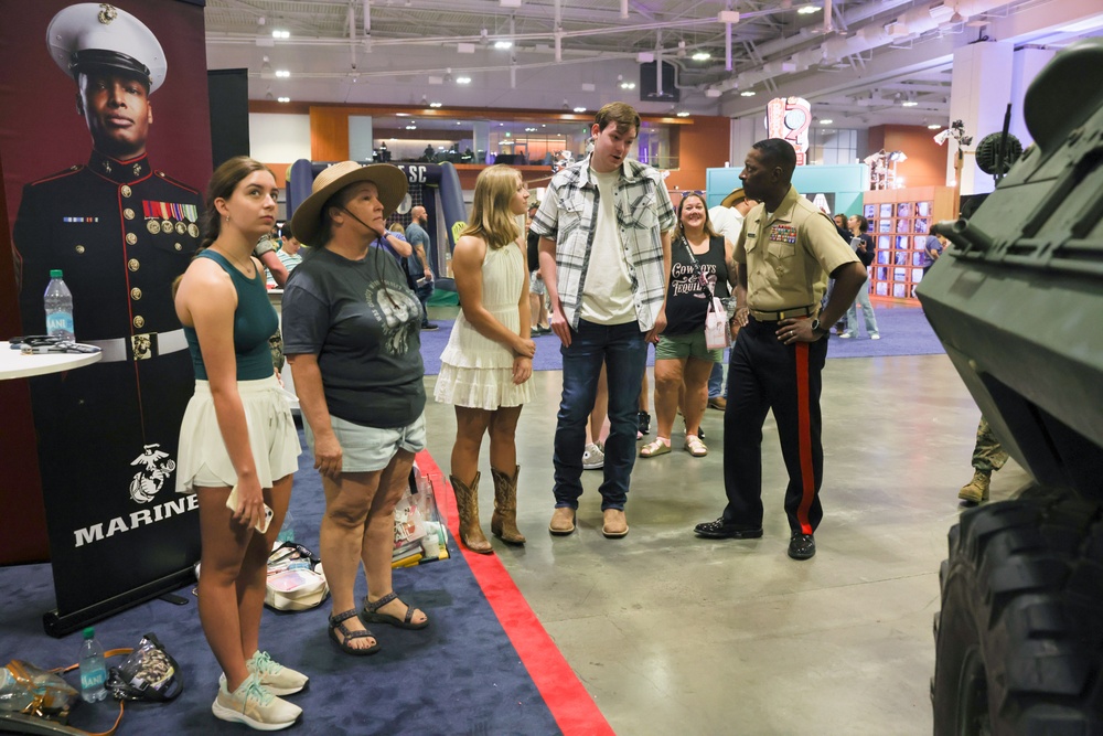 Eastern Recruiting Region Commanding General Attends Marine Week Nashville