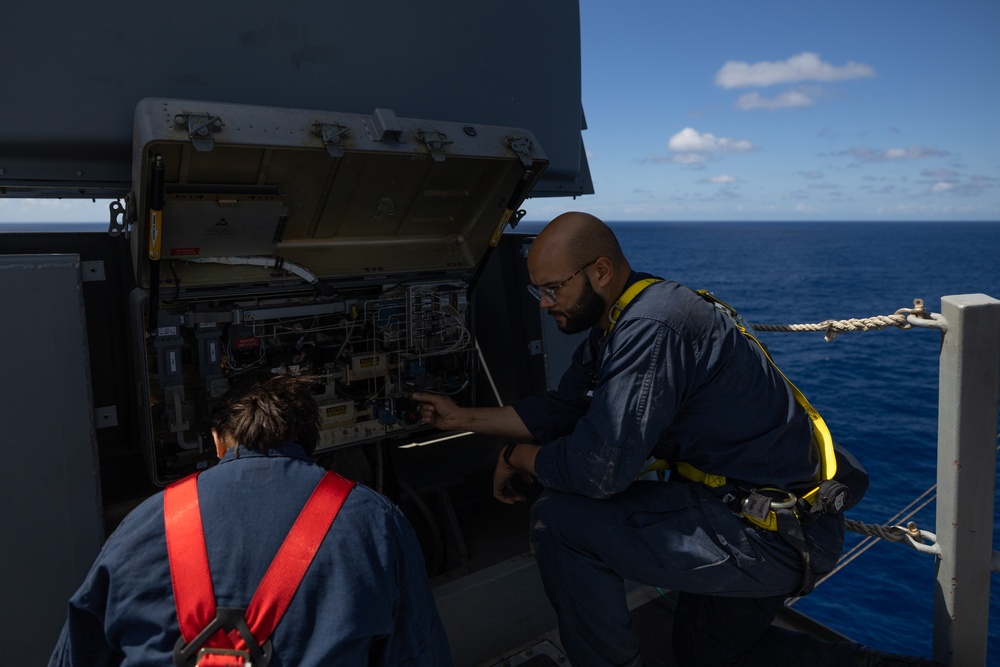 Sailors Aboard USS Oscar Austin (DDG 79) Conduct Maintenance Aloft