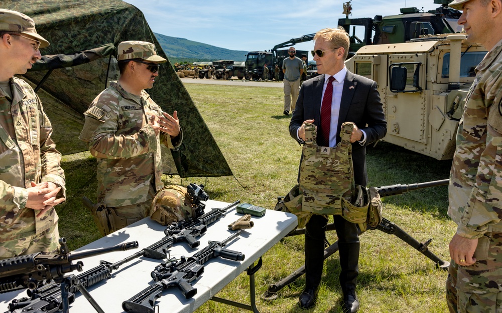 Lyons Visits with Soldiers at Udbina