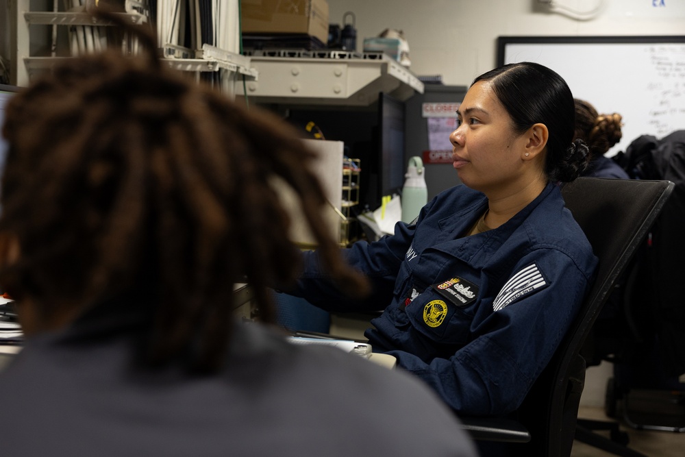 Curtis Wilbur Navy Counselor Provides Customer Service
