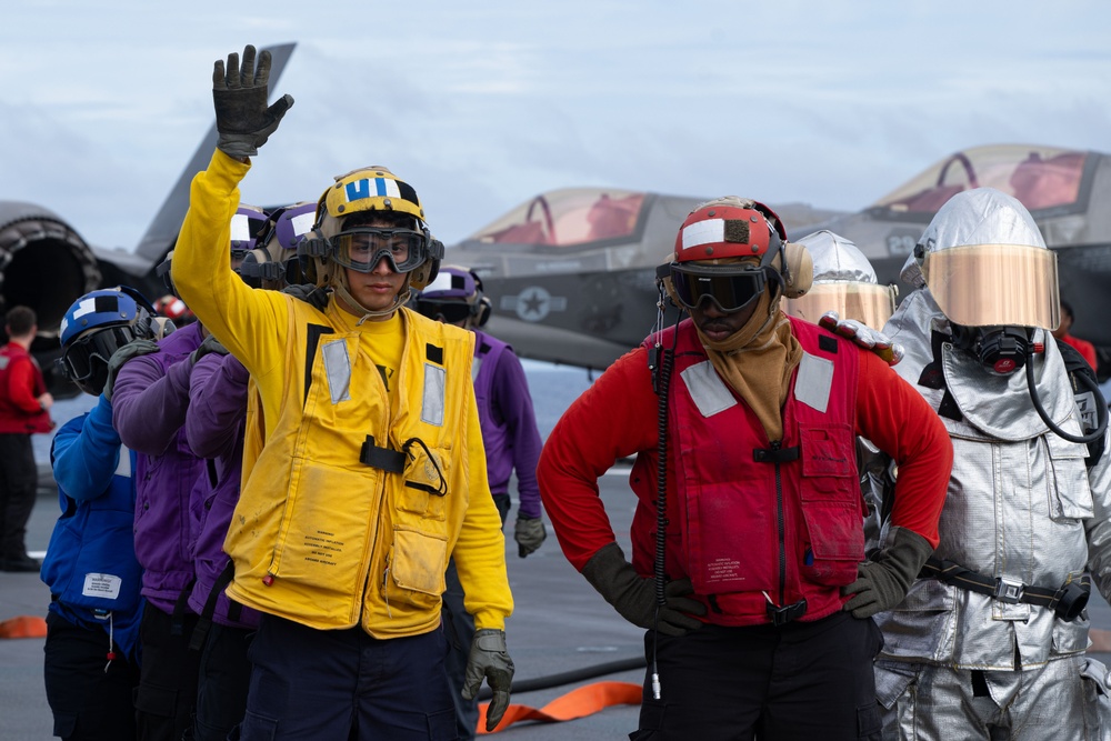USS America (LHA 6) Conducts Aviation Firefighting Training