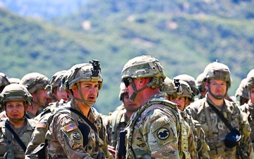 Chief of Army Reserve Congratulates Brave Warriors following a Mass Reenlistment Ceremony at Fort Hunter Liggett